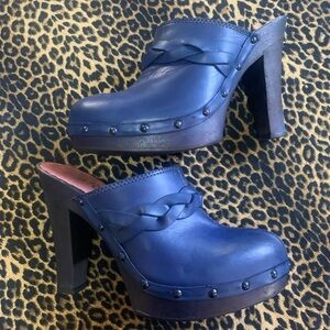 Kenneth Cole TRIBECA Swing Music Indigo 
Blue Leather Boho Studded Clogs Size 6